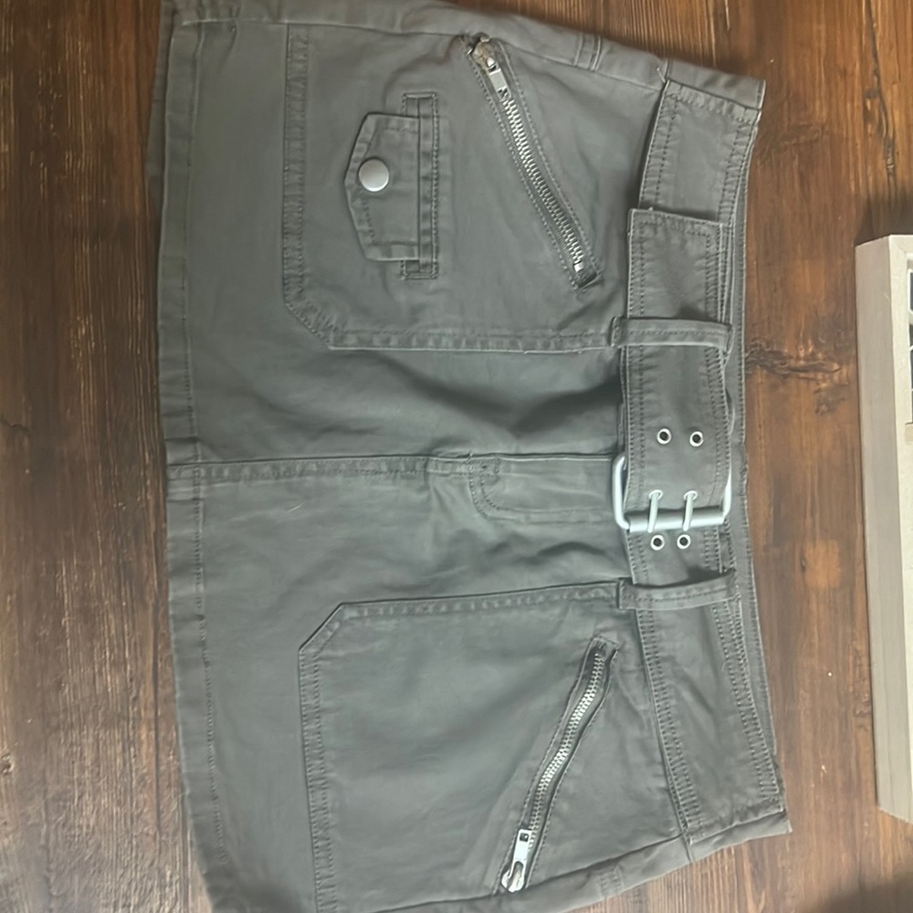 Short skirt, Rue 21 Size 3/4 Gray in color